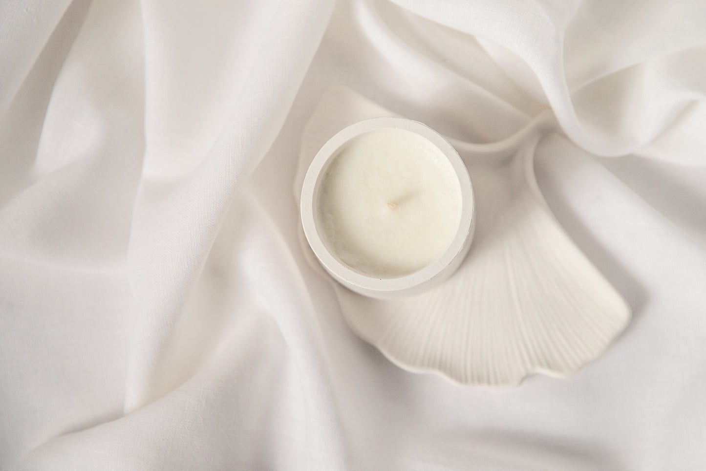 Kegel-Duftkerze in handgefertigtem Gipsgefäß, Kokoswachs-Kerze mit Baumwolldocht