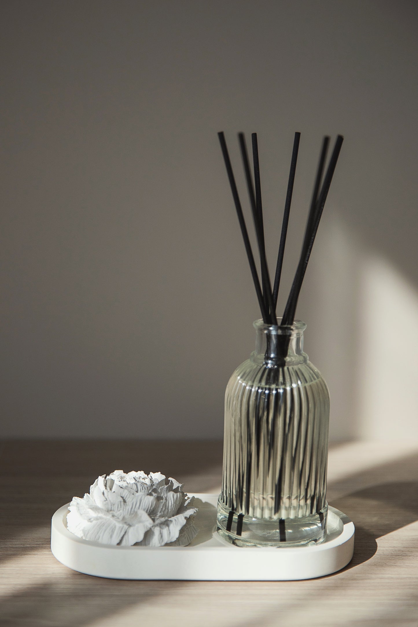 Home Fragrance Gift Set – Reed Diffuser with Gypsum Peony Flower and Tray
