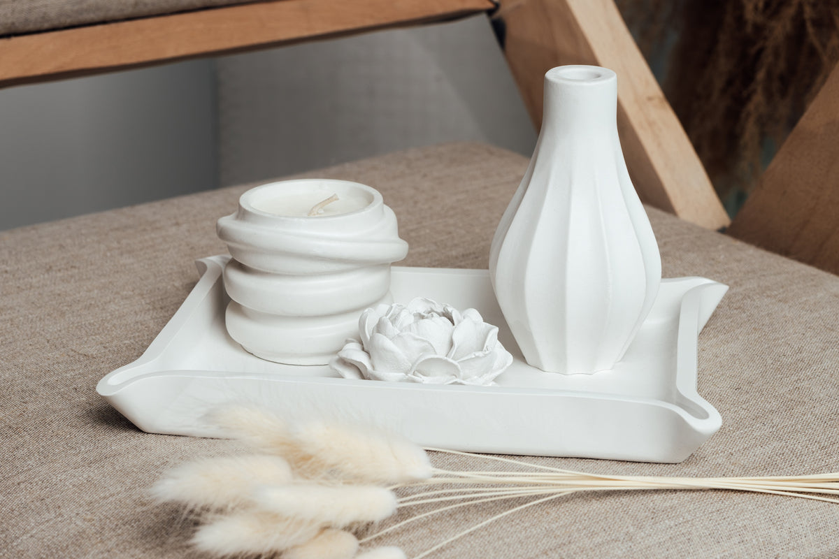 Weißes Gips-Deko-Set – Tablett, Kerze, Blume, Vase & Trockenblumen