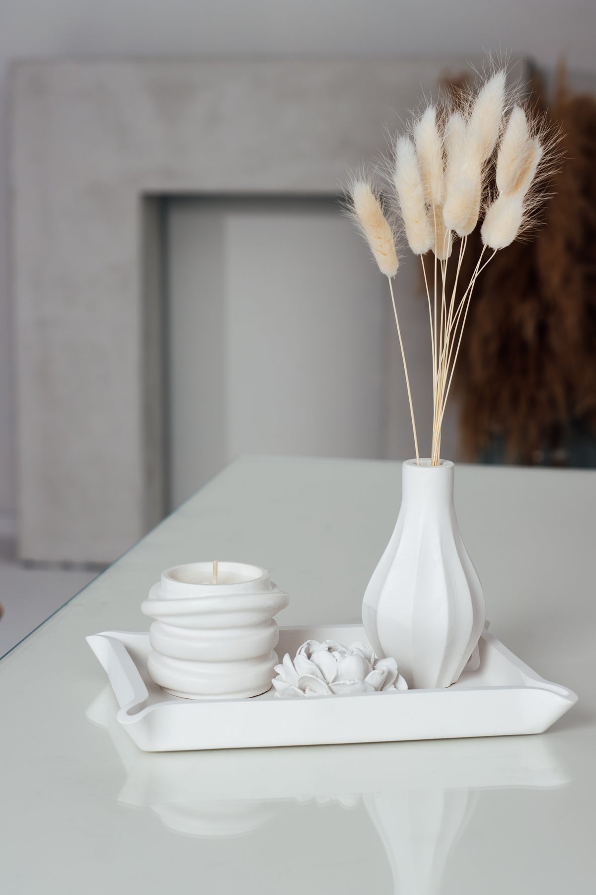 Weißes Gips-Deko-Set – Tablett, Kerze, Blume, Vase & Trockenblumen
