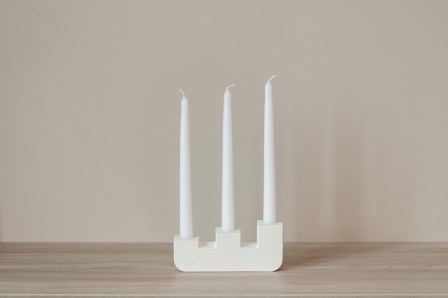 Handgefertigter Gips-Kerzenhalter für drei lange Kerzen