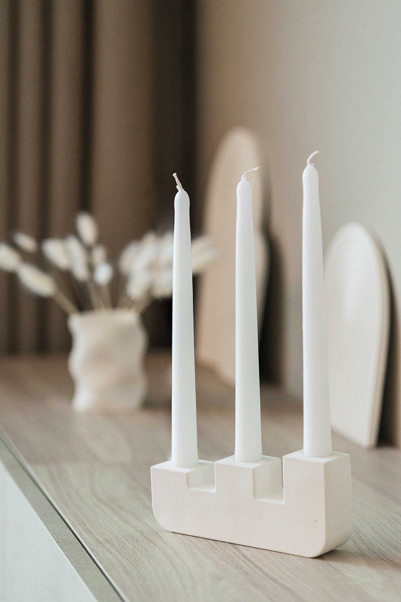 Handgefertigter Gips-Kerzenhalter für drei lange Kerzen