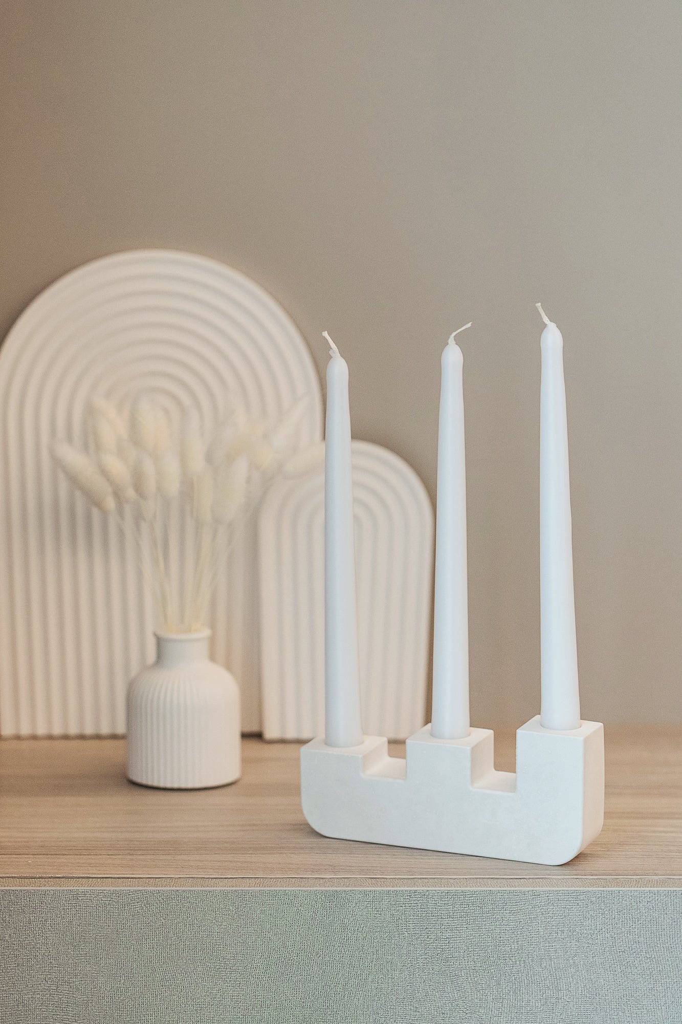 Handgefertigter Gips-Kerzenhalter für drei lange Kerzen