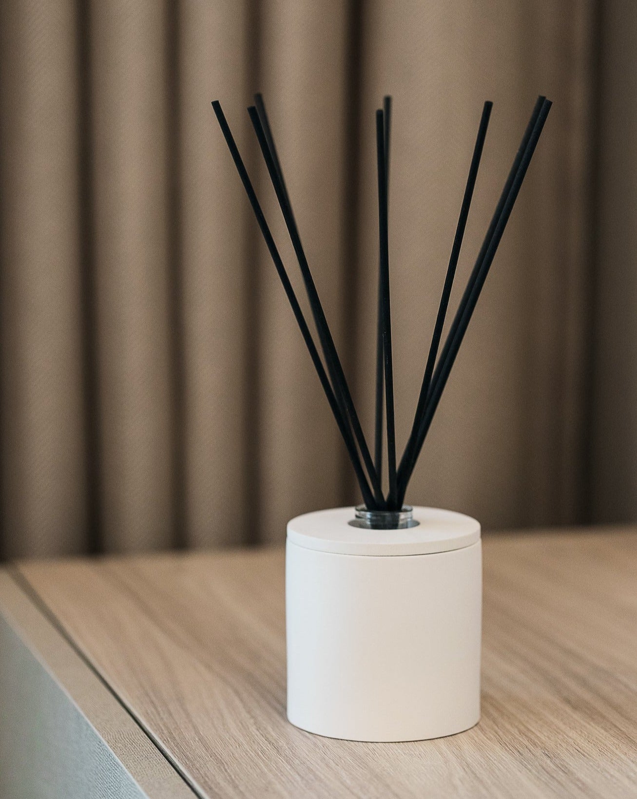 Eleganter 100 ml Rattan-Diffusor mit weißem Gipsdeckel - Raumduft