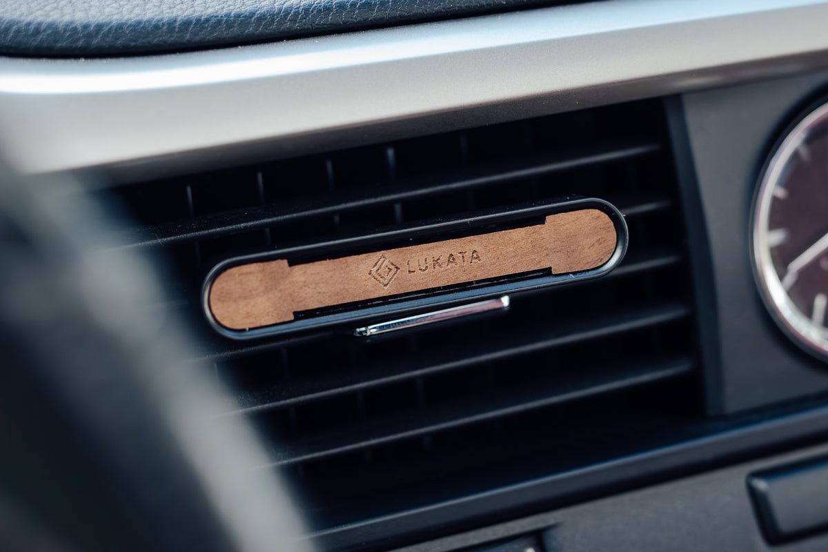 Auto-Lufterfrischer-Set – Metallgehäuse mit gravierter Holzplatte, 2 Duftstäbchen und 10 ml Duftöl