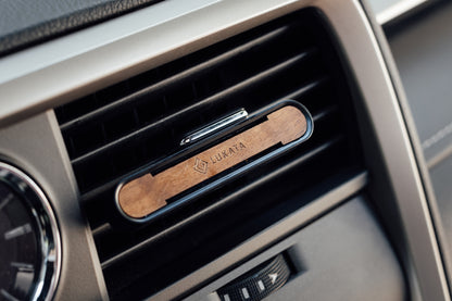 Auto-Lufterfrischer-Set – Metallgehäuse mit gravierter Holzplatte, 2 Duftstäbchen und 10 ml Duftöl