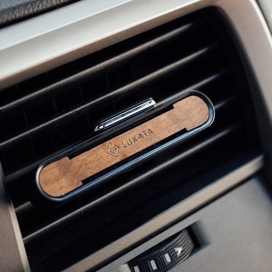 Auto-Lufterfrischer-Set – Metallgehäuse mit gravierter Holzplatte, 2 Duftstäbchen und 10 ml Duftöl