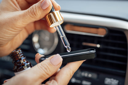 Auto-Lufterfrischer-Set – Metallgehäuse mit gravierter Holzplatte, 2 Duftstäbchen und 10 ml Duftöl