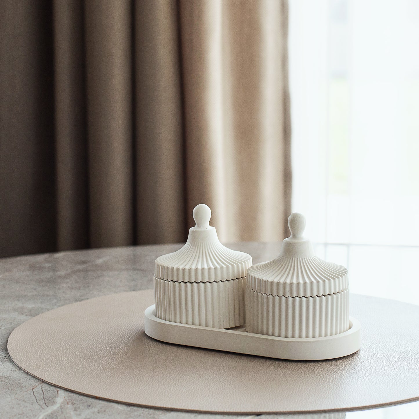 Luxus 2 Duftkerzen- und Tablett-Set in handgefertigtem Gipsbehälter, Kokoswachs