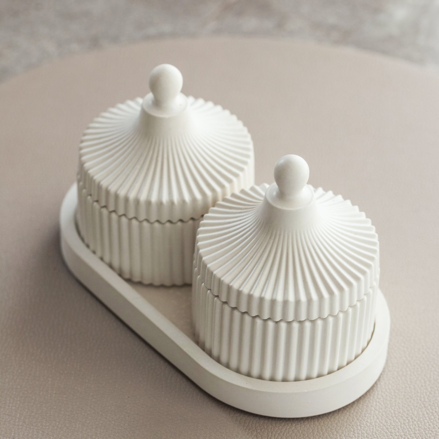 Luxus 2 Duftkerzen- und Tablett-Set in handgefertigtem Gipsbehälter, Kokoswachs