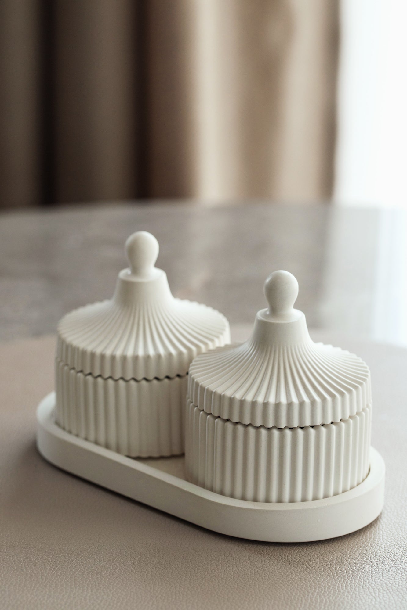 Luxus 2 Duftkerzen- und Tablett-Set in handgefertigtem Gipsbehälter, Kokoswachs