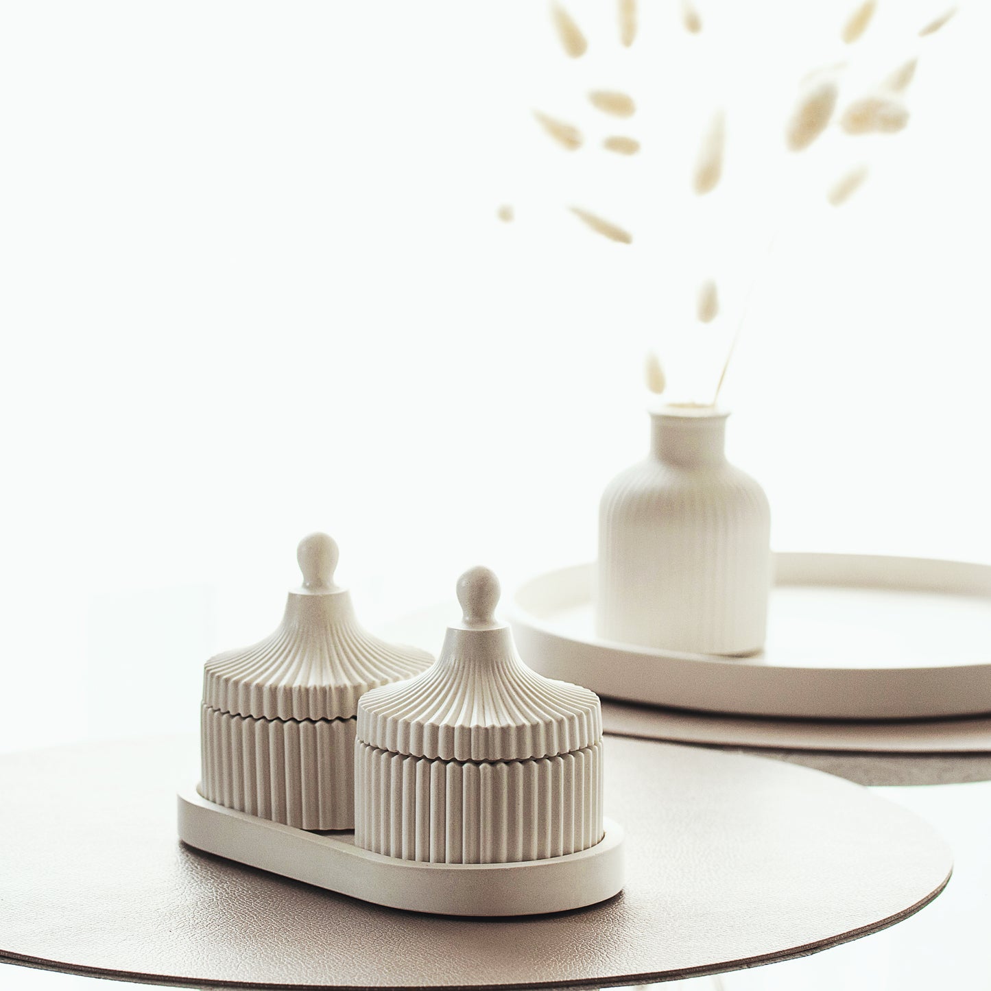 Luxus 2 Duftkerzen- und Tablett-Set in handgefertigtem Gipsbehälter, Kokoswachs