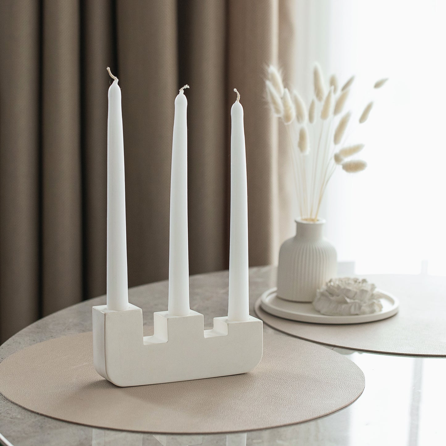 balta žvakidė trim žvakėm iš gipso