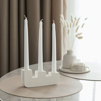 balta žvakidė trim žvakėm iš gipso