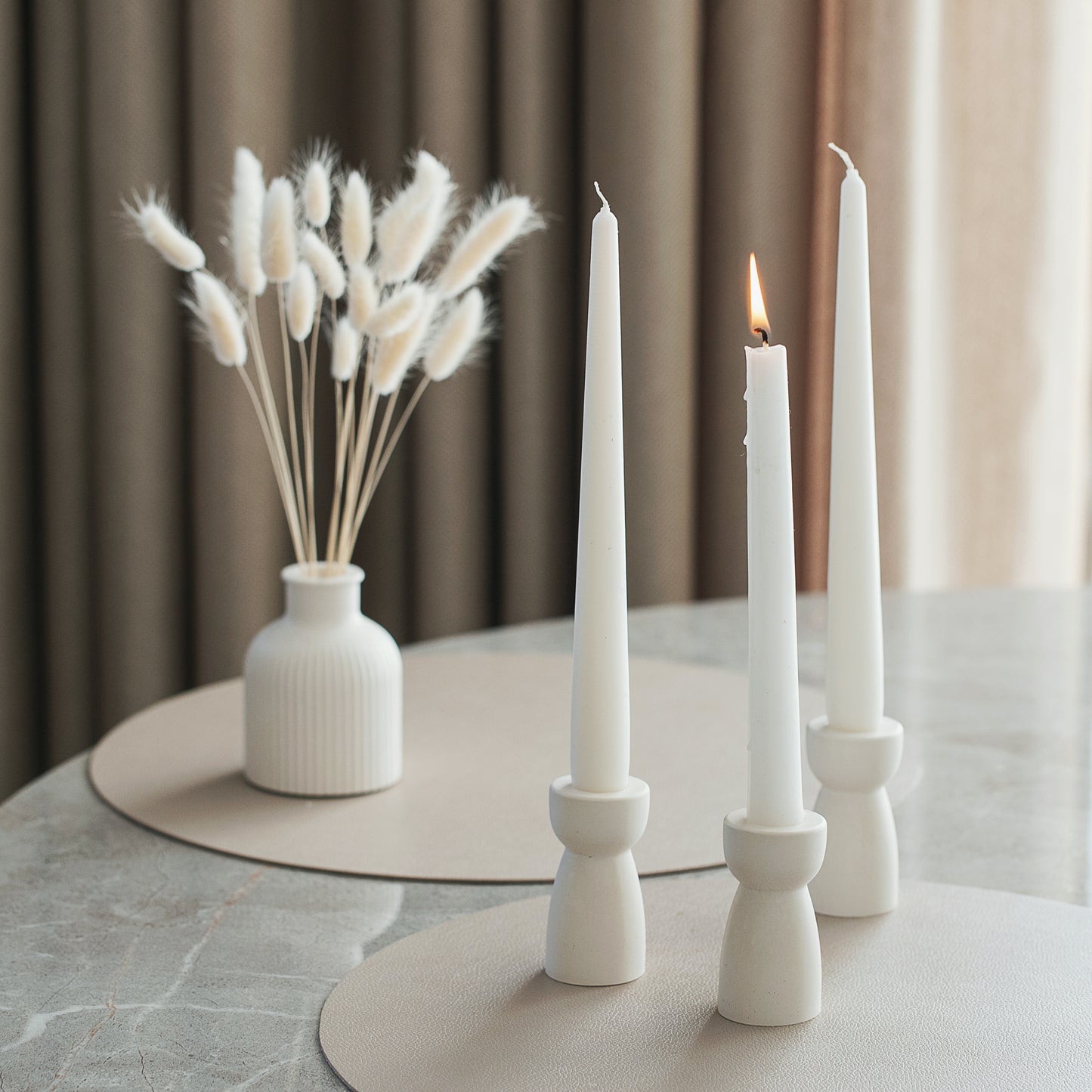 Elegantes Kerzenständer-Set mit drei Kerzen – Minimalistisches Design für moderne Tischdekoration