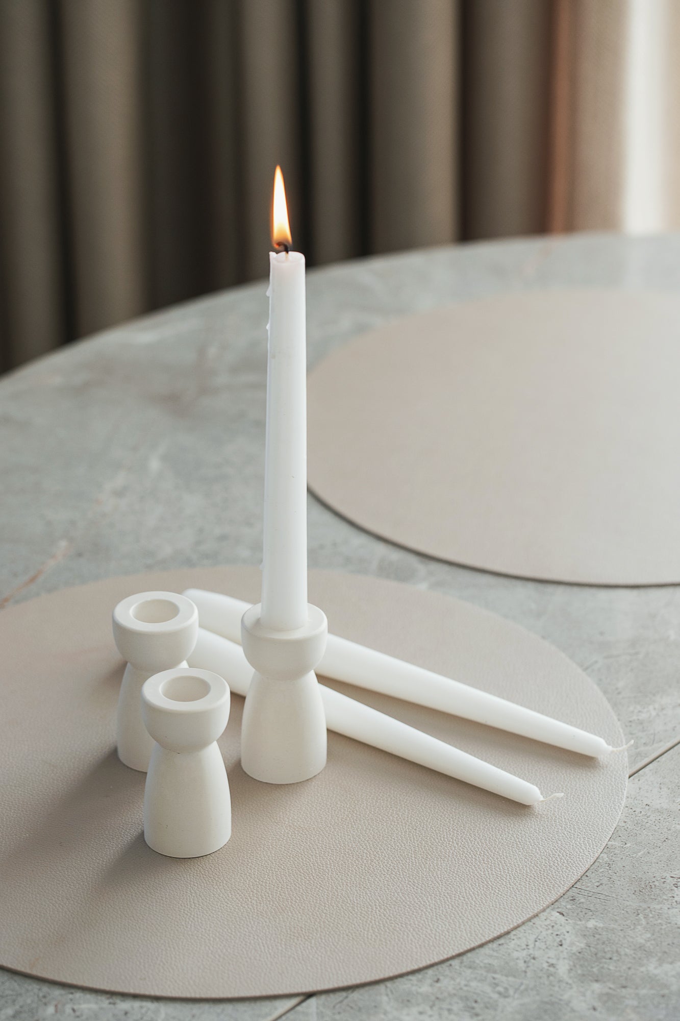 Elegantes Kerzenständer-Set mit drei Kerzen – Minimalistisches Design für moderne Tischdekoration
