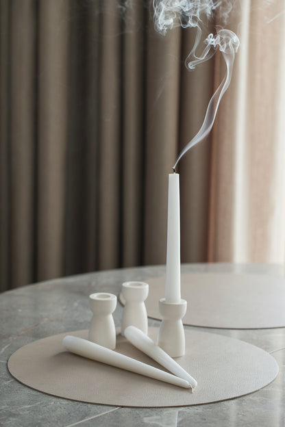 Elegantes Kerzenständer-Set mit drei Kerzen – Minimalistisches Design für moderne Tischdekoration