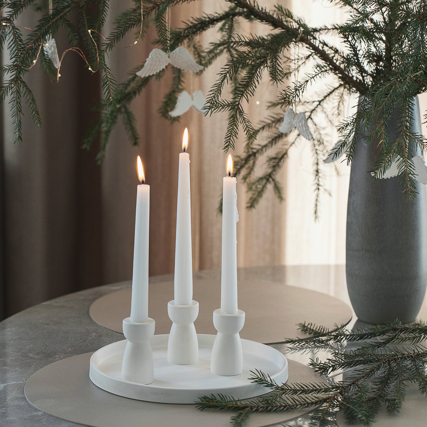 Elegantes Kerzenständer-Set mit drei Kerzen – Minimalistisches Design für moderne Tischdekoration
