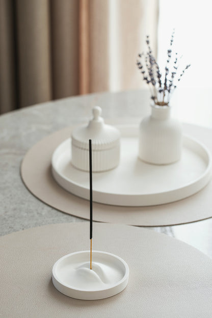 Moderner minimalistischer Räucherstäbchenhalter – Räucherstäbchenbrenner & Aschenfänger - Handgefertigter Ständer aus weißem Gips für Zuhause & Büro