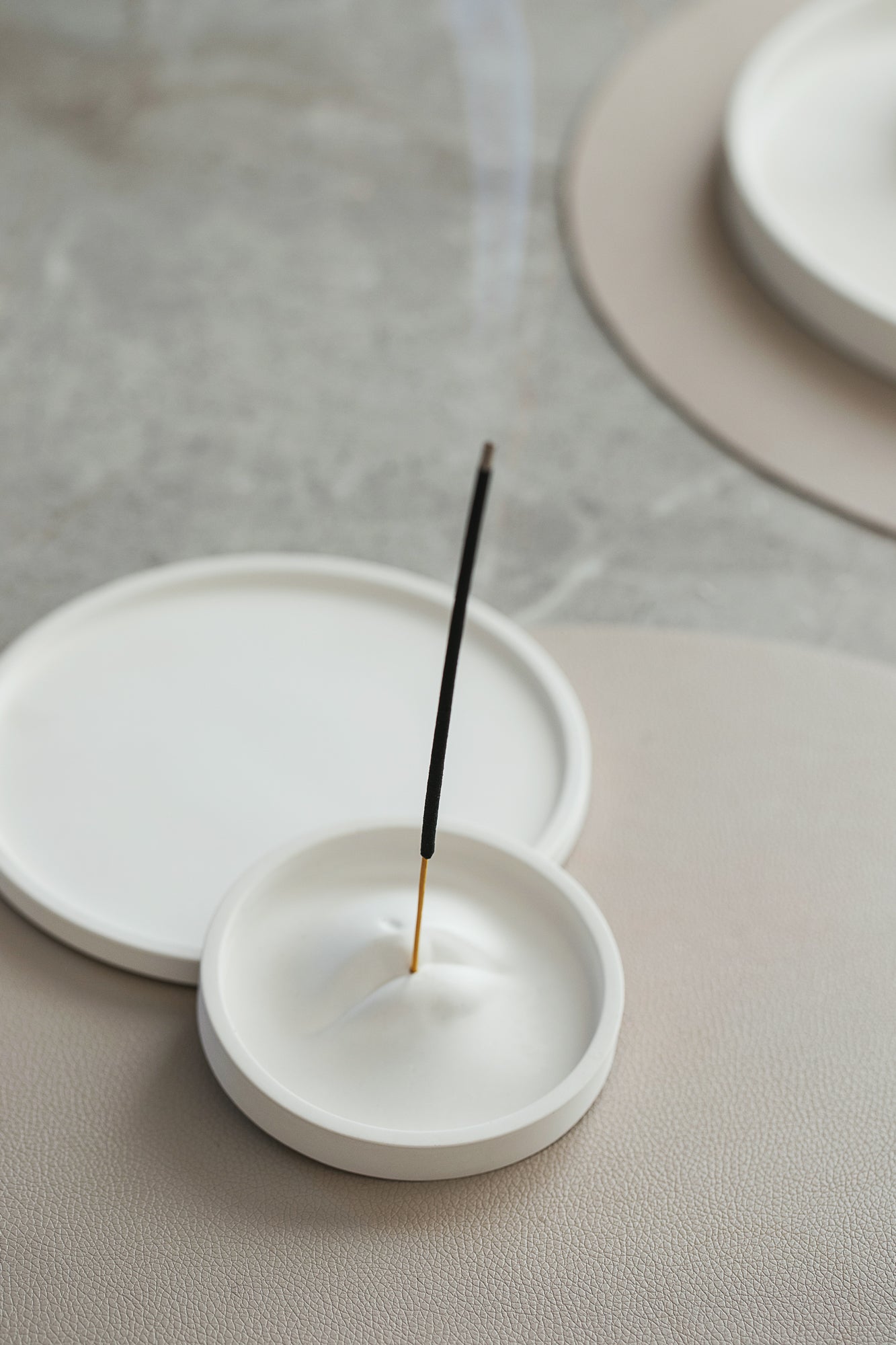 Moderner minimalistischer Räucherstäbchenhalter – Räucherstäbchenbrenner & Aschenfänger - Handgefertigter Ständer aus weißem Gips für Zuhause & Büro