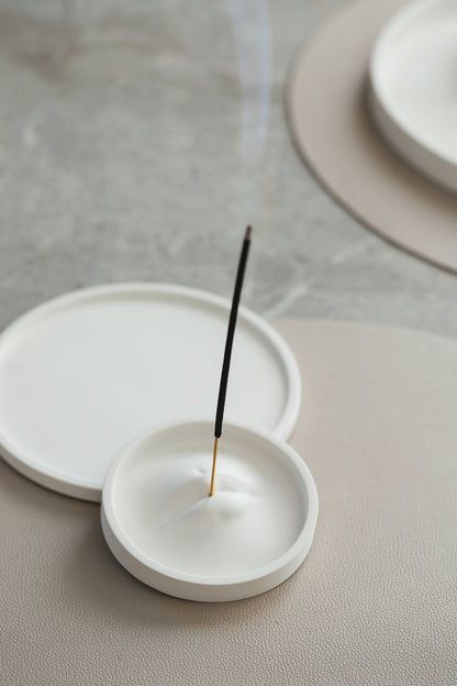 Moderner minimalistischer Räucherstäbchenhalter – Räucherstäbchenbrenner & Aschenfänger - Handgefertigter Ständer aus weißem Gips für Zuhause & Büro