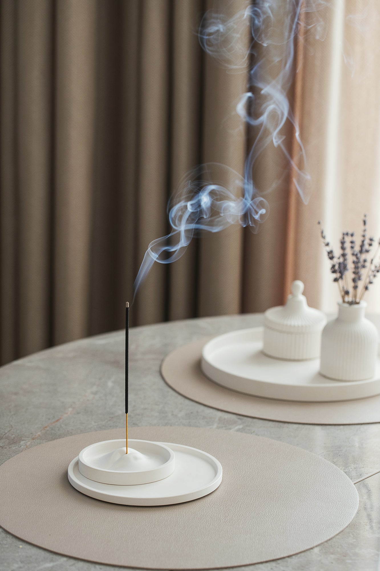 Moderner minimalistischer Räucherstäbchenhalter – Räucherstäbchenbrenner & Aschenfänger - Handgefertigter Ständer aus weißem Gips für Zuhause & Büro