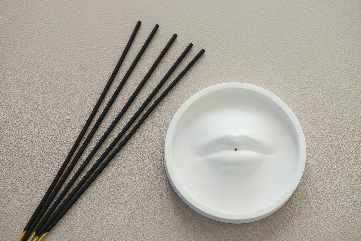 Moderner minimalistischer Räucherstäbchenhalter – Räucherstäbchenbrenner & Aschenfänger - Handgefertigter Ständer aus weißem Gips für Zuhause & Büro