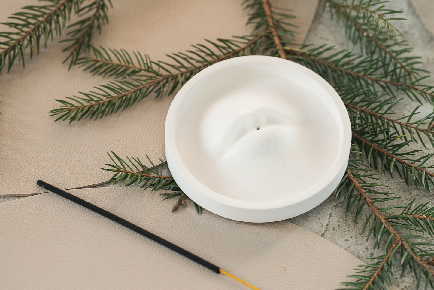 Moderner minimalistischer Räucherstäbchenhalter – Räucherstäbchenbrenner & Aschenfänger - Handgefertigter Ständer aus weißem Gips für Zuhause & Büro