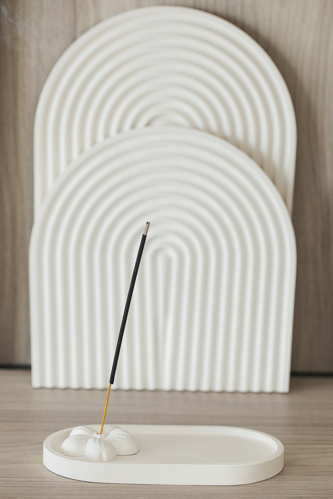 Moderner minimalistischer Räucherstäbchenhalter mit Tablett – Eleganter Räucherstäbchenbrenner & Aschenfänger | Perfektes spirituelles Meditationsgeschenk | Wohnkultur