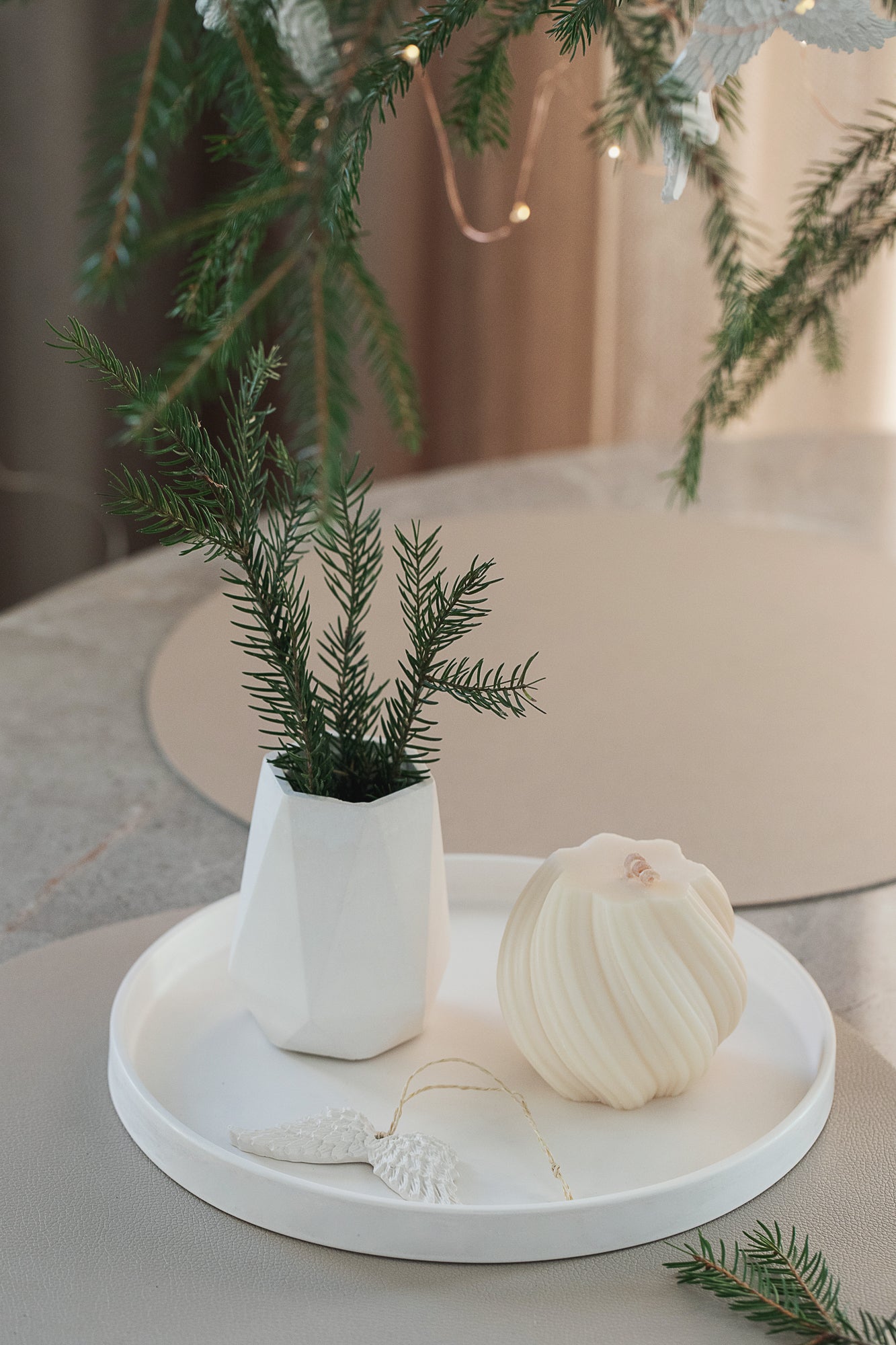 Großes Geschenkset – Zwei duftende Wirbelkerzen mit Tablett & diamantförmiger Vase, elegante Gips-Wohnkultur