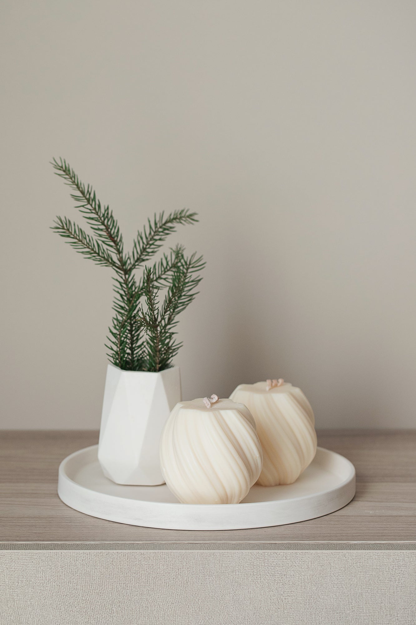 Großes Geschenkset – Zwei duftende Wirbelkerzen mit Tablett & diamantförmiger Vase, elegante Gips-Wohnkultur