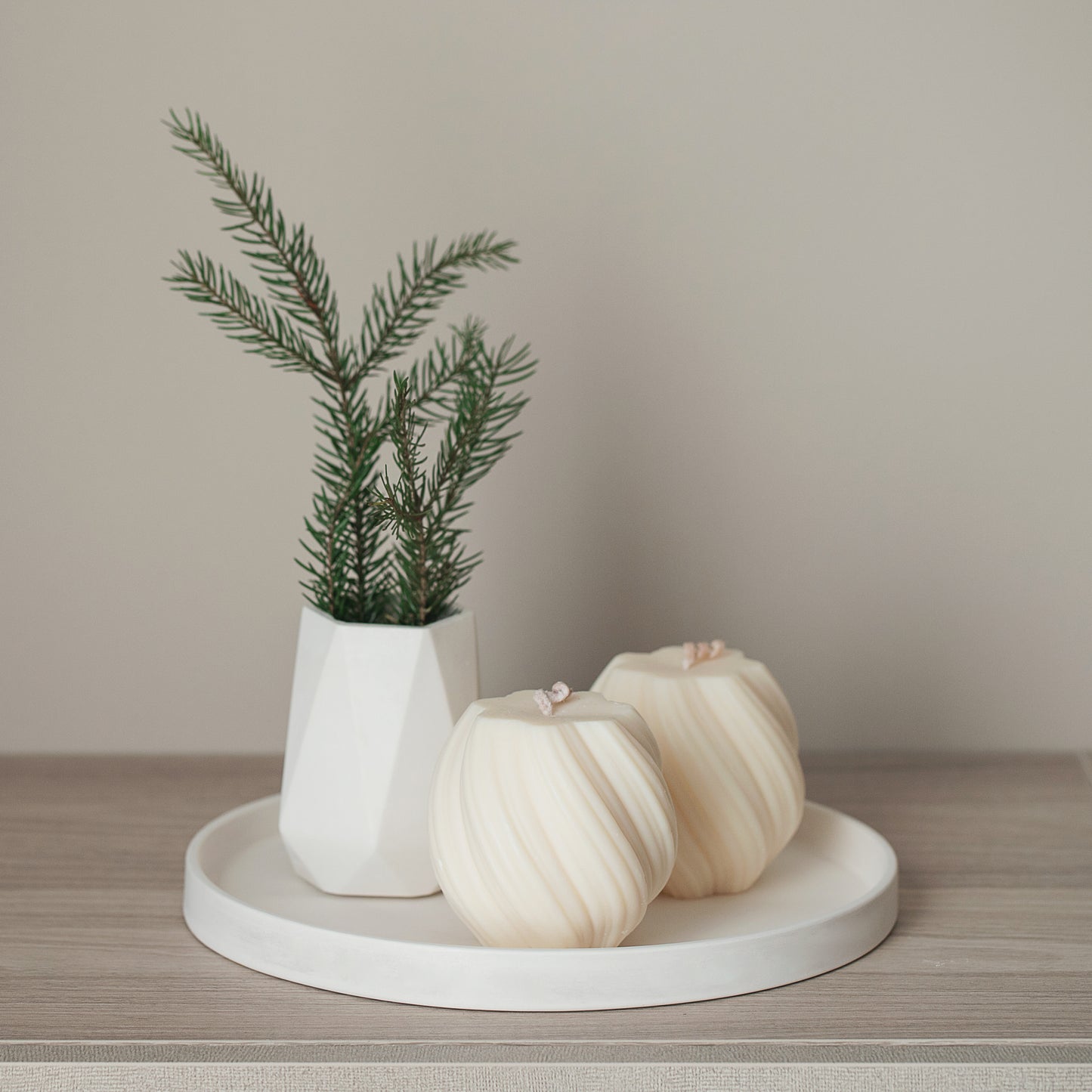 Großes Geschenkset – Zwei duftende Wirbelkerzen mit Tablett & diamantförmiger Vase, elegante Gips-Wohnkultur