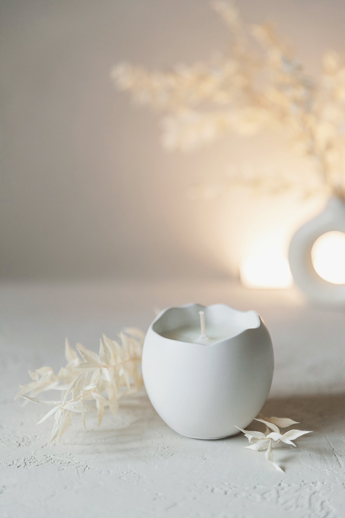 Handgefertigte Kerze im Gipsbehälter – Kokoswachs, Baumwolldocht, 14 Stunden Brenndauer – Minimalistisches Wohnaccessoire Geschenk
