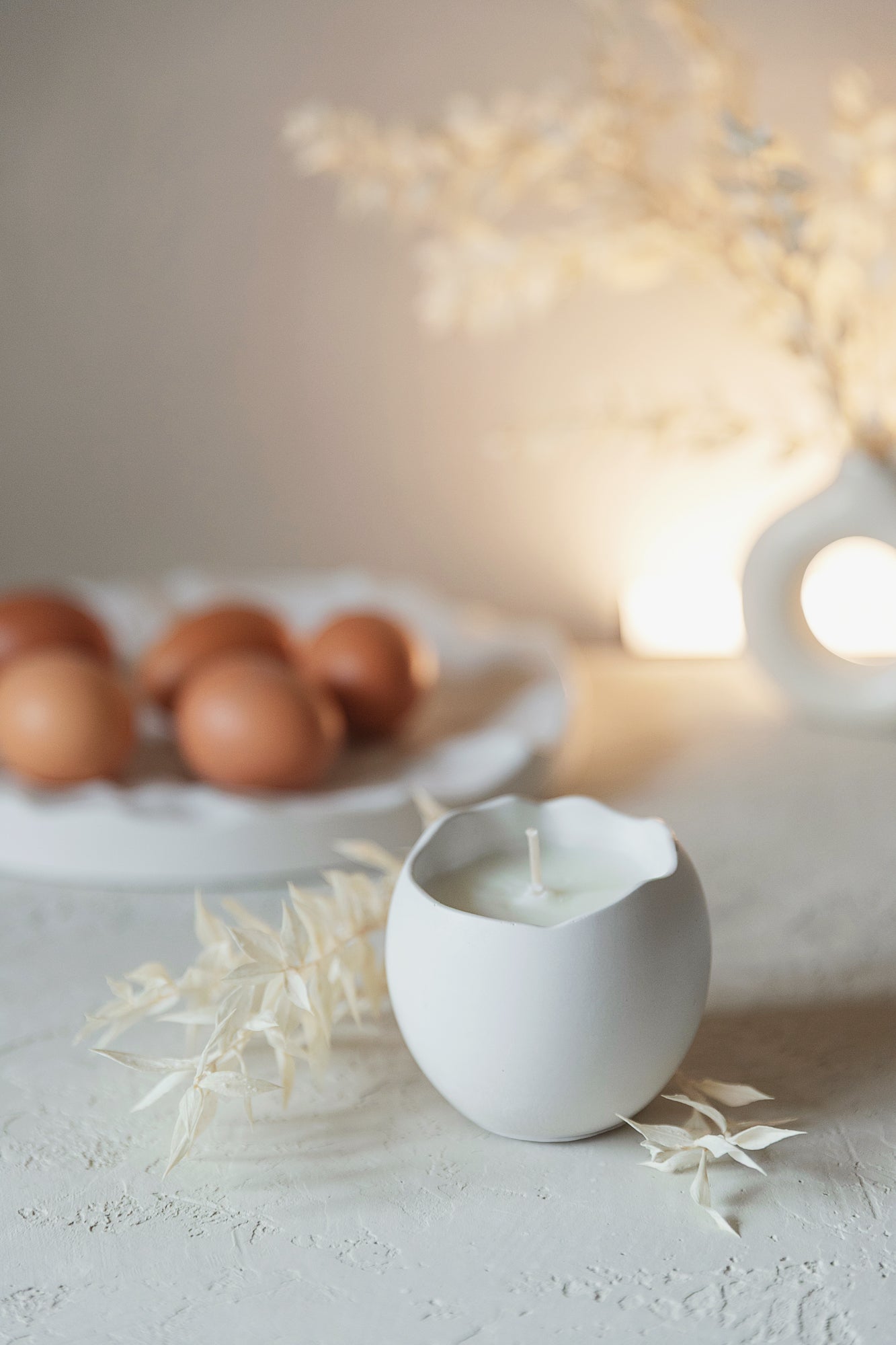 Handgefertigte Kerze im Gipsbehälter – Kokoswachs, Baumwolldocht, 14 Stunden Brenndauer – Minimalistisches Wohnaccessoire Geschenk