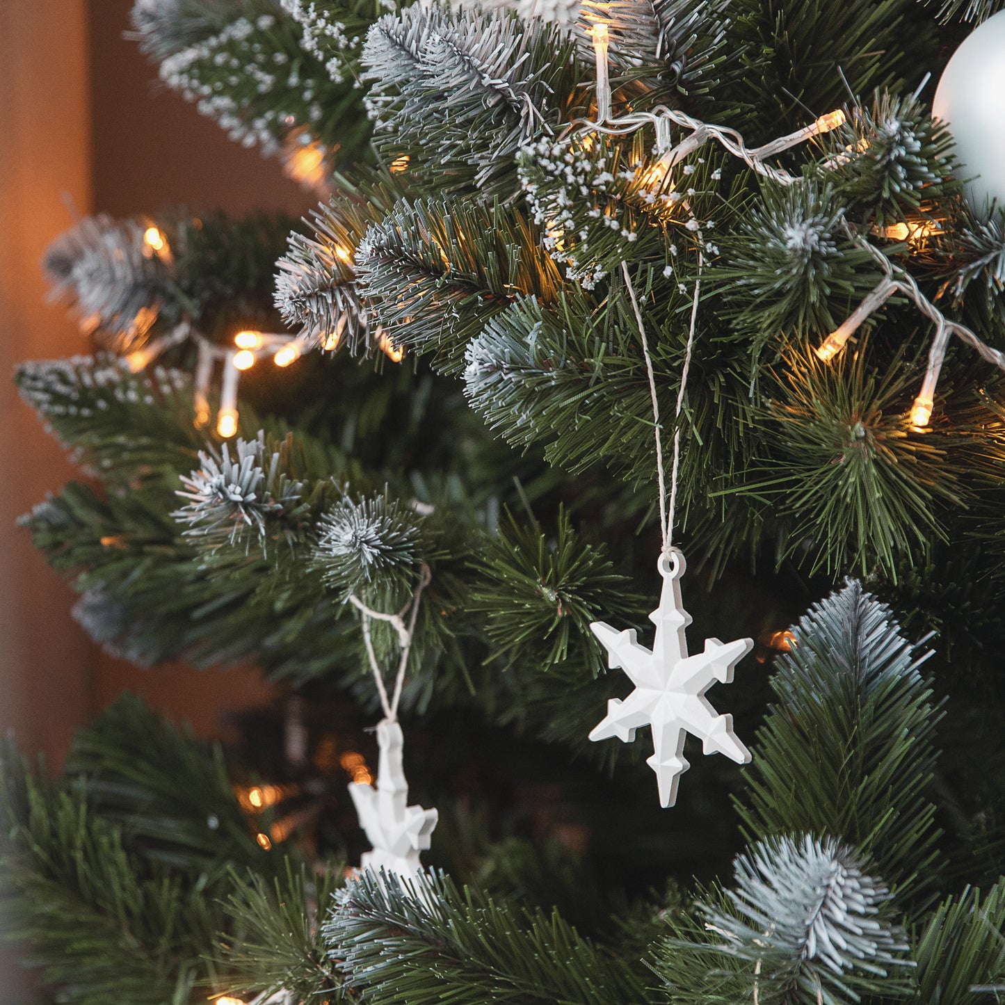 Schneeflockenornament elegante Weihnachtsbaumdekoration & durchdachte Geschenkidee (Set mit 8 Stück)