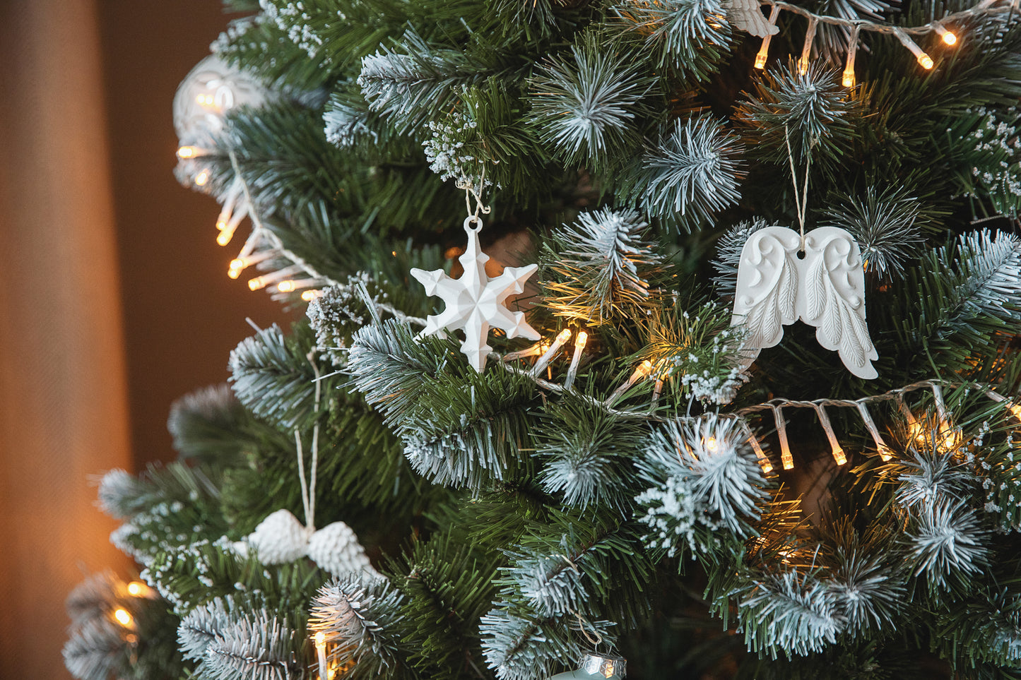 Schneeflockenornament elegante Weihnachtsbaumdekoration & durchdachte Geschenkidee (Set mit 8 Stück)