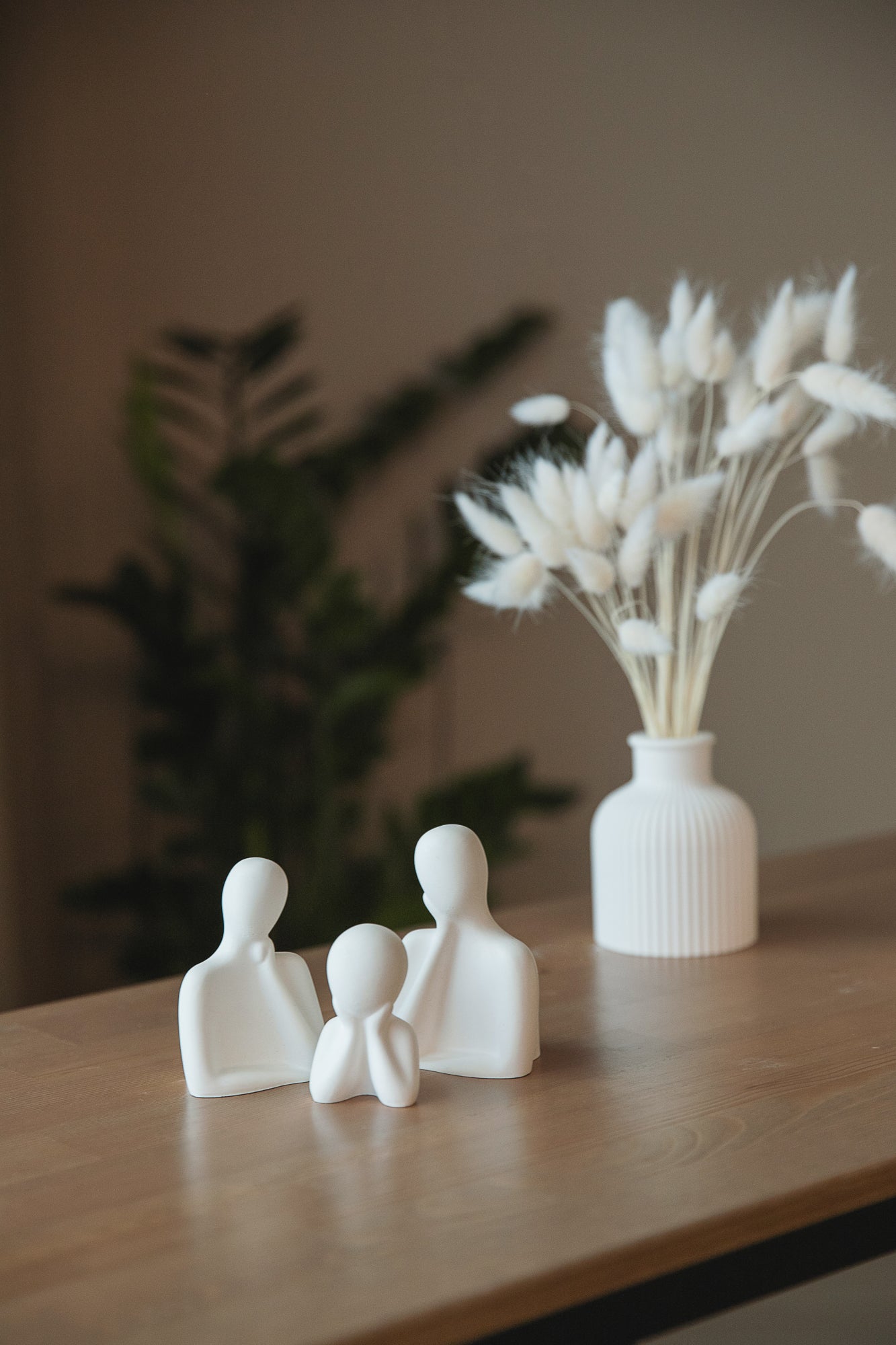 Weiße Gips-Familientrio-Figuren, elegante Regal-Dekorstatue, Skulpturenornament, durchdachtes Geschenk für die Familie