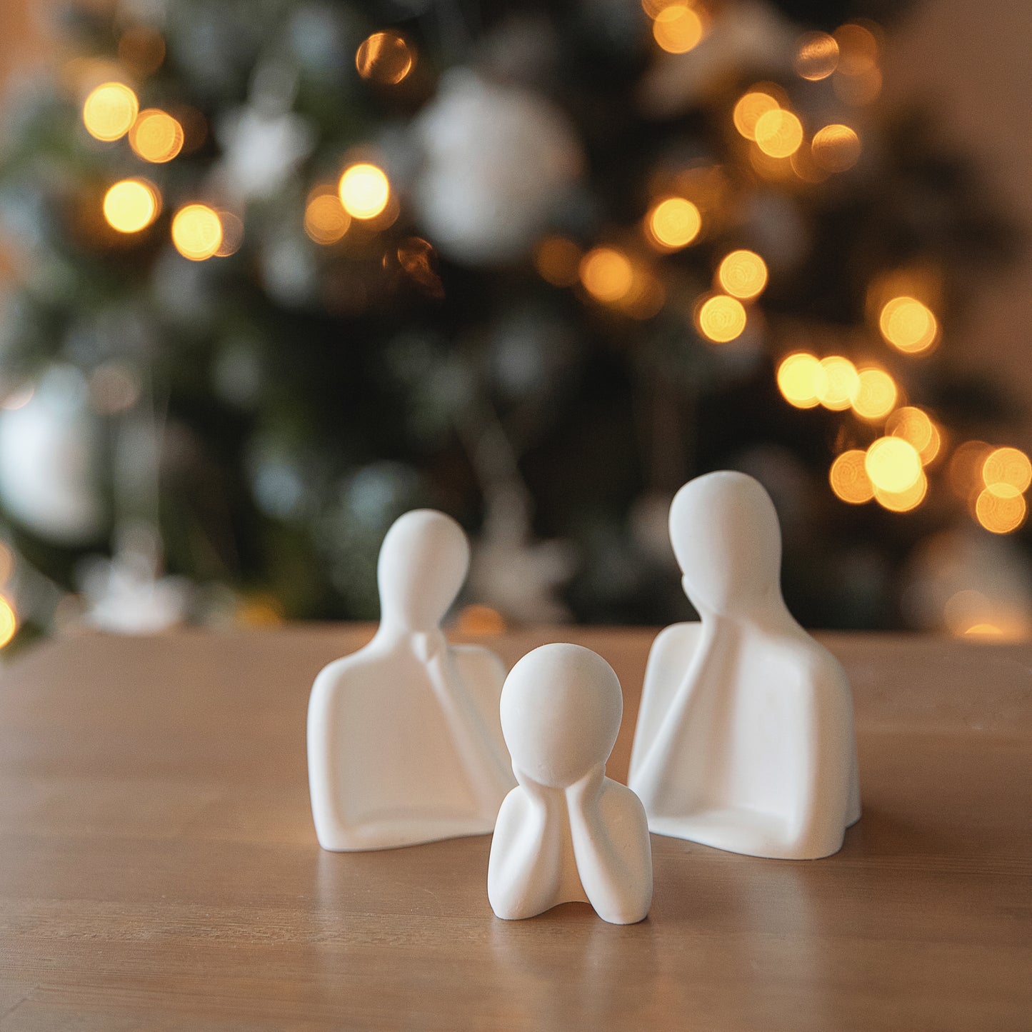 Weiße Gips-Familientrio-Figuren, elegante Regal-Dekorstatue, Skulpturenornament, durchdachtes Geschenk für die Familie