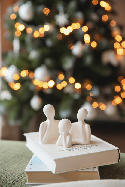 Weiße Gips-Familientrio-Figuren, elegante Regal-Dekorstatue, Skulpturenornament, durchdachtes Geschenk für die Familie