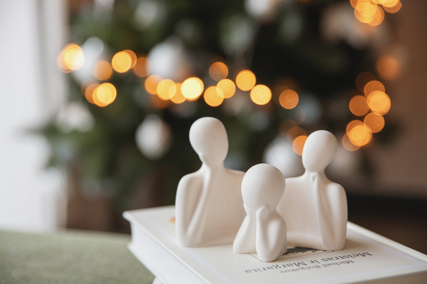 Weiße Gips-Familientrio-Figuren, elegante Regal-Dekorstatue, Skulpturenornament, durchdachtes Geschenk für die Familie