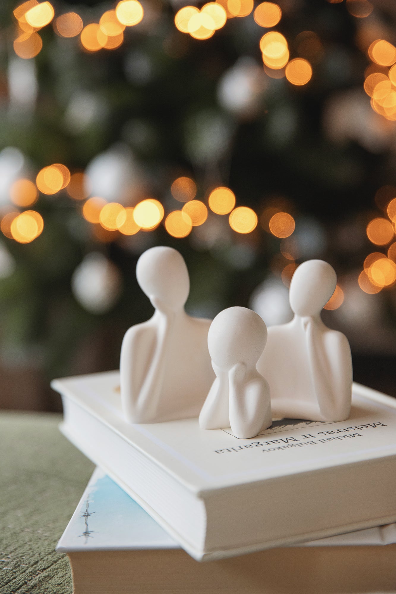 Weiße Gips-Familientrio-Figuren, elegante Regal-Dekorstatue, Skulpturenornament, durchdachtes Geschenk für die Familie