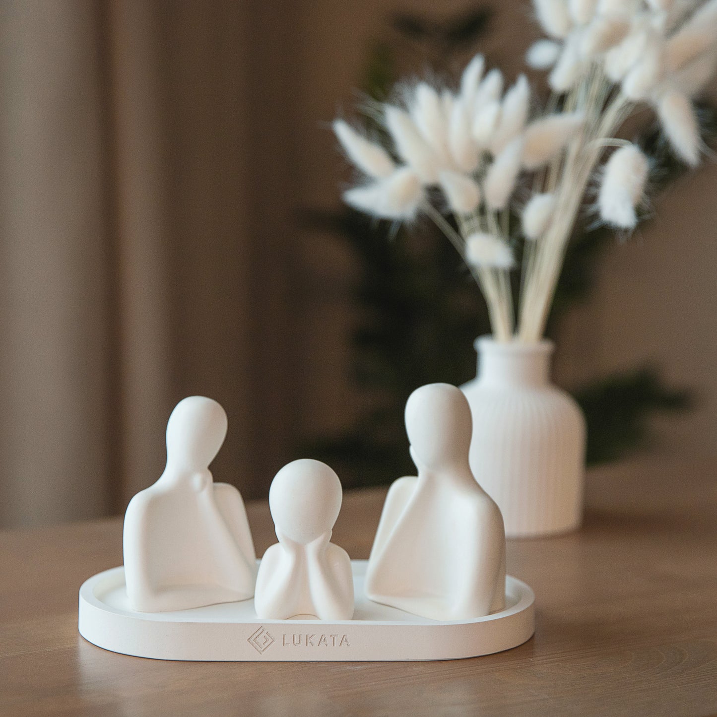 Weiße Gips-Familientrio-Figuren, elegante Regal-Dekorstatue, Skulpturenornament, durchdachtes Geschenk für die Familie