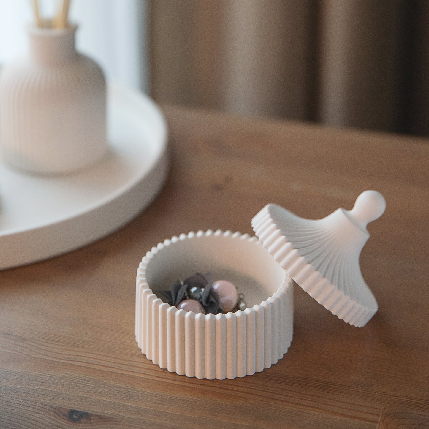 Weißes Gipsgefäß zur Badezimmerorganisation, für Wattebällchen oder Badesalzaufbewahrung, Wohnaccessoire Detail, Geschenkidee zur Einweihung