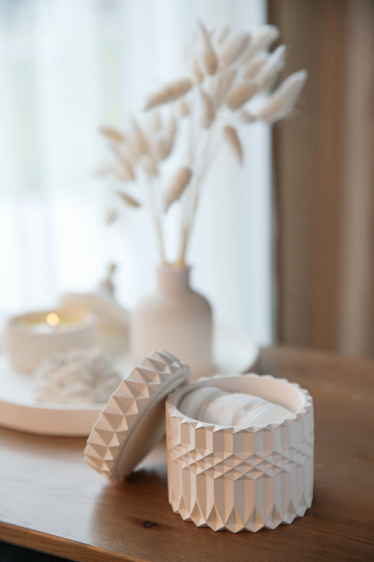 Weißes Gipsgefäß zur Badezimmerorganisation, Schmuckaufbewahrung, Wohnaccessoire Detail, Geschenkidee zur Einweihung