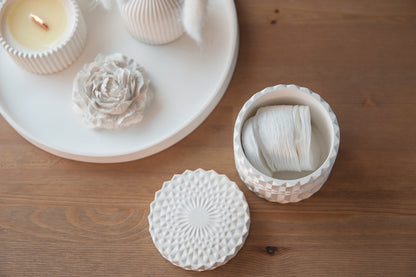 Weißes Gipsgefäß zur Badezimmerorganisation, Schmuckaufbewahrung, Wohnaccessoire Detail, Geschenkidee zur Einweihung