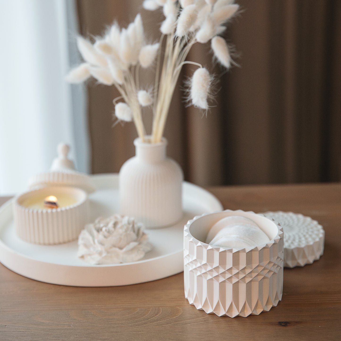 Weißes Gipsgefäß zur Badezimmerorganisation, Schmuckaufbewahrung, Wohnaccessoire Detail, Geschenkidee zur Einweihung