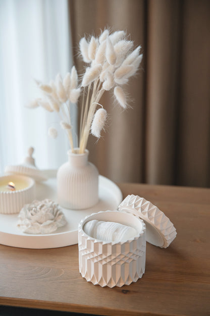 Weißes Gipsgefäß zur Badezimmerorganisation, Schmuckaufbewahrung, Wohnaccessoire Detail, Geschenkidee zur Einweihung