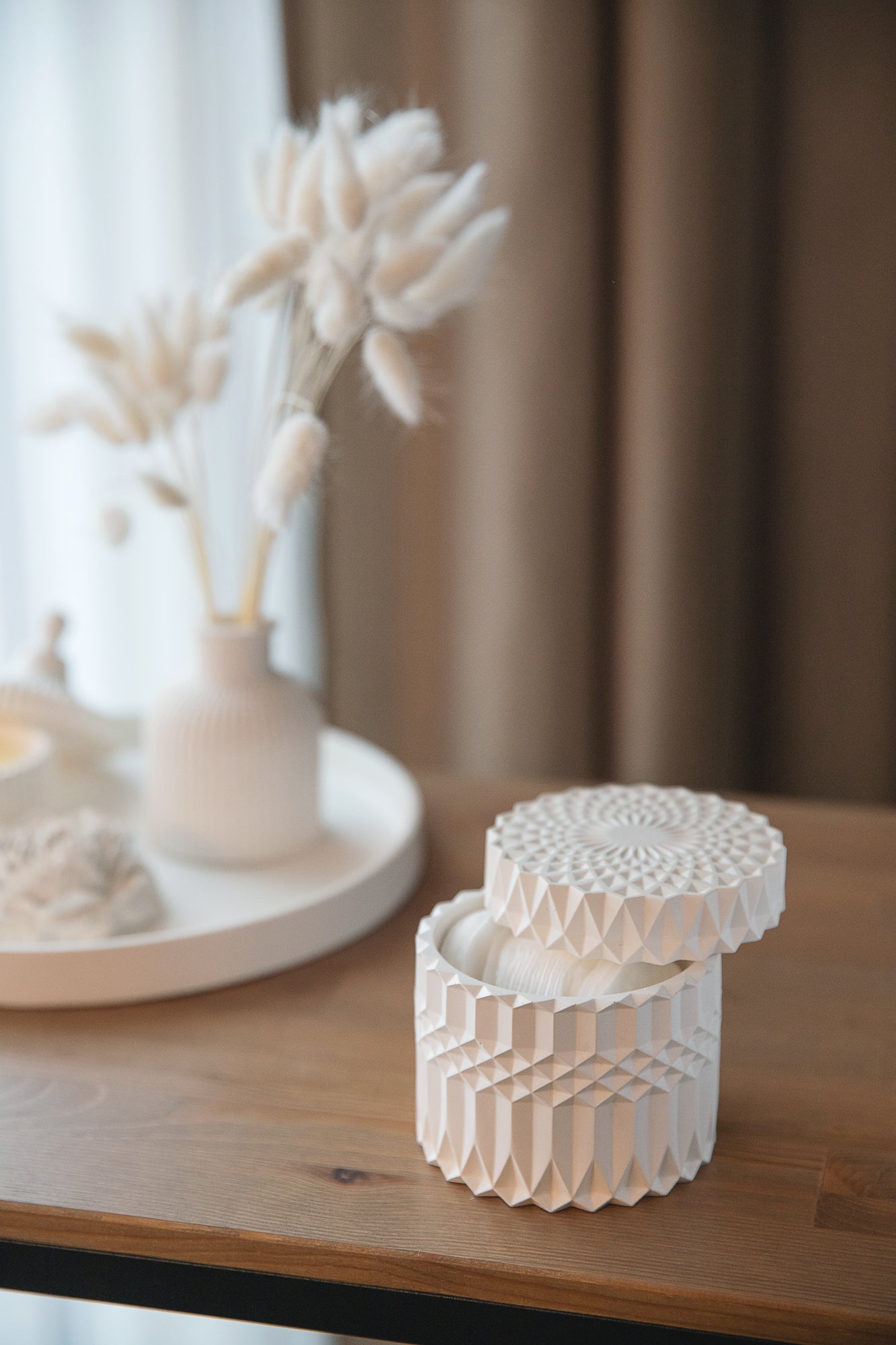 Weißes Gipsgefäß zur Badezimmerorganisation, Schmuckaufbewahrung, Wohnaccessoire Detail, Geschenkidee zur Einweihung