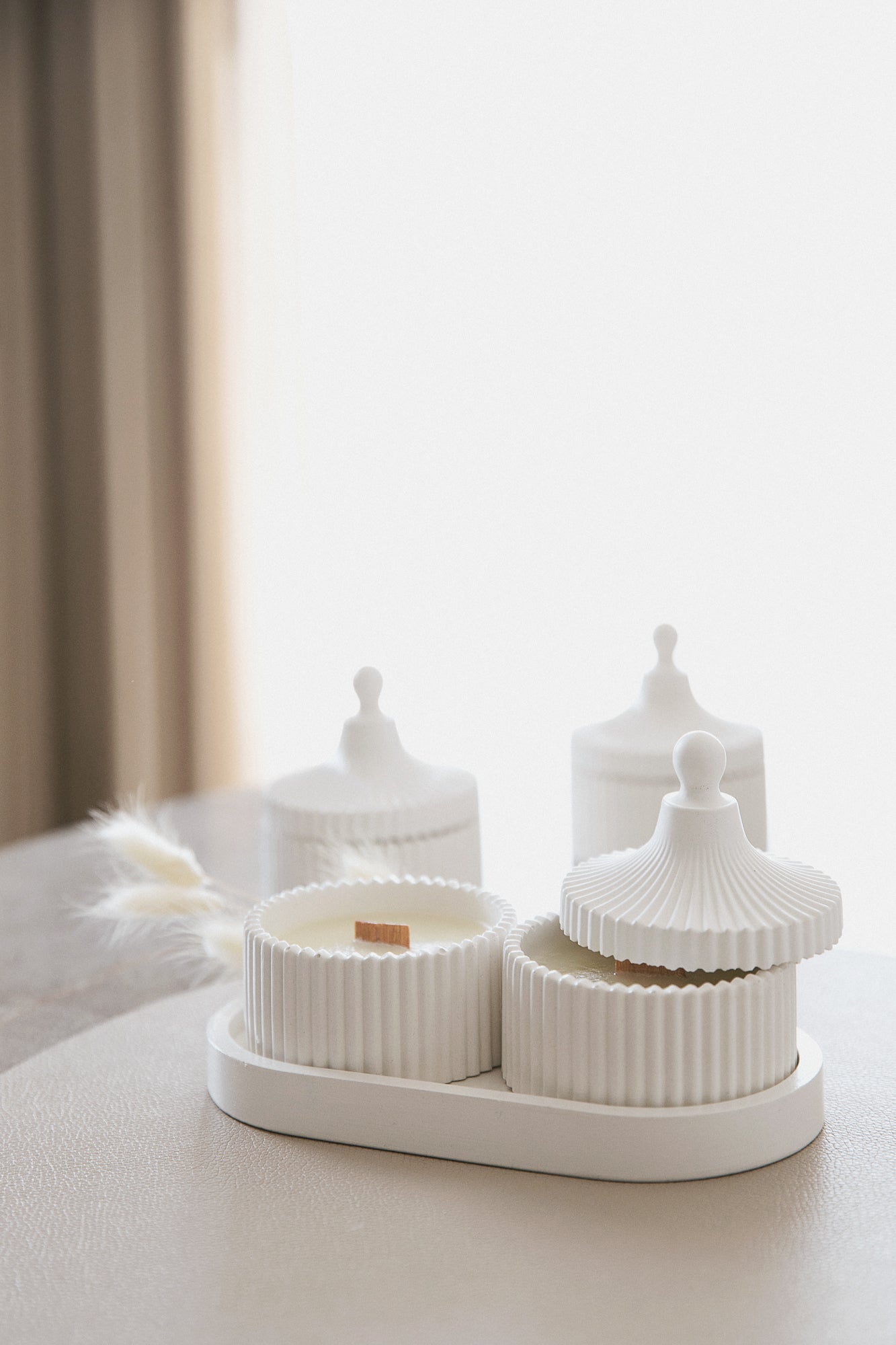 Luxus 2 Duftkerzen- und Tablett-Set in handgefertigtem Gipsbehälter, Kokoswachs