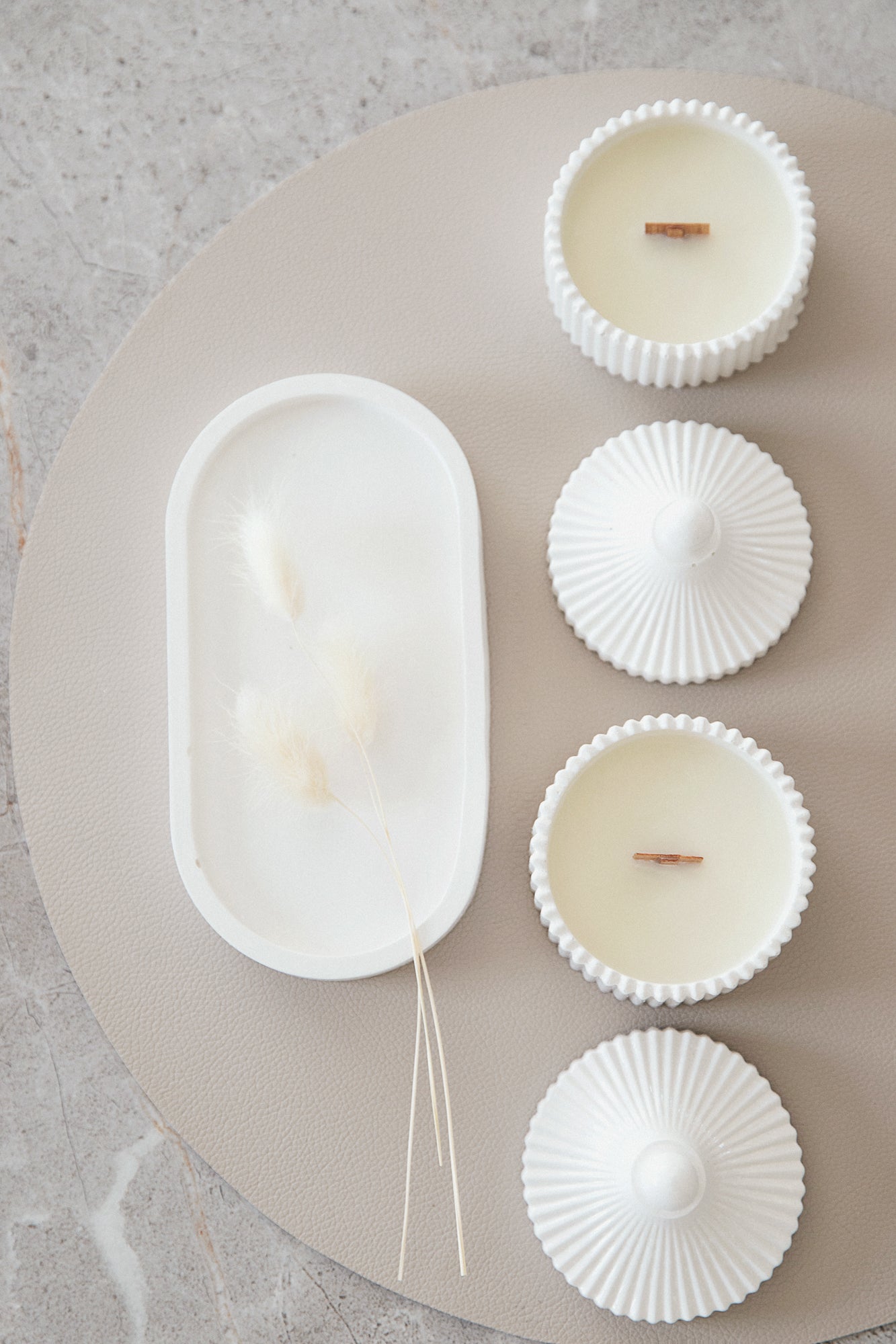 Luxus 2 Duftkerzen- und Tablett-Set in handgefertigtem Gipsbehälter, Kokoswachs